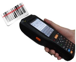 Étiquette code-barres lue par un terminal portable